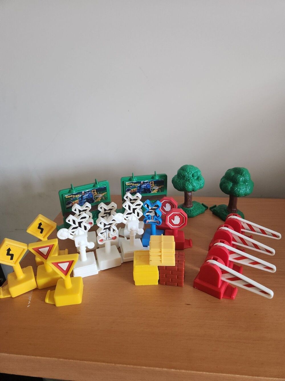 GeoTrax 24 Piece Replacement Items Trees, RoadSigns, Railway Crossing Signs